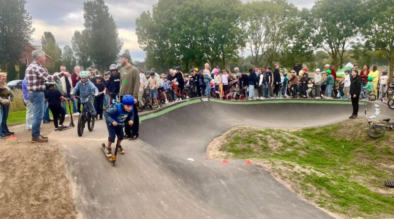 Nieuwe pumptrack feestelijk geopend